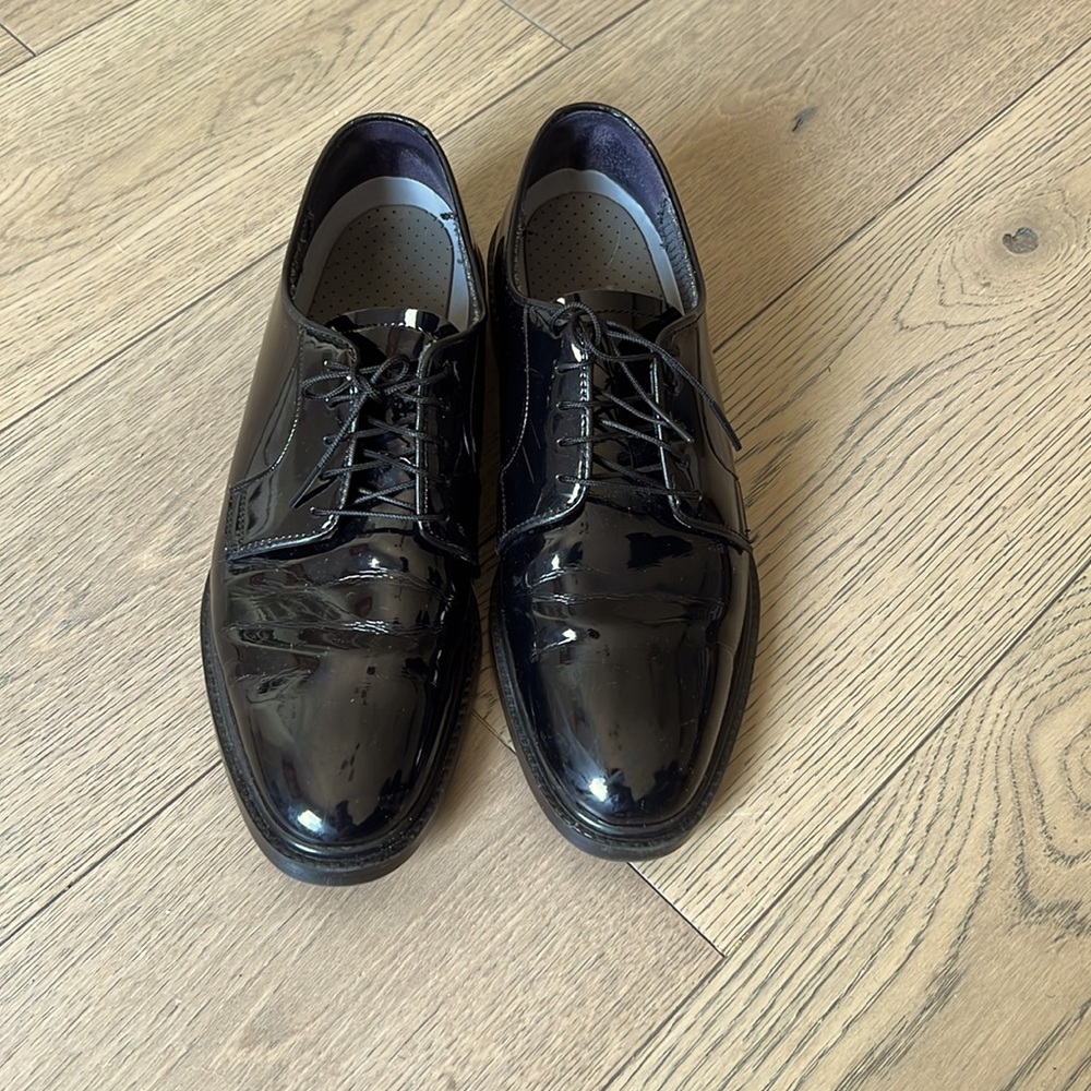 Patent leather black shoes